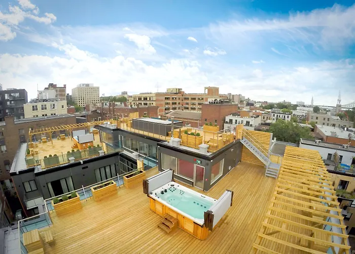 M Montreal Hostel